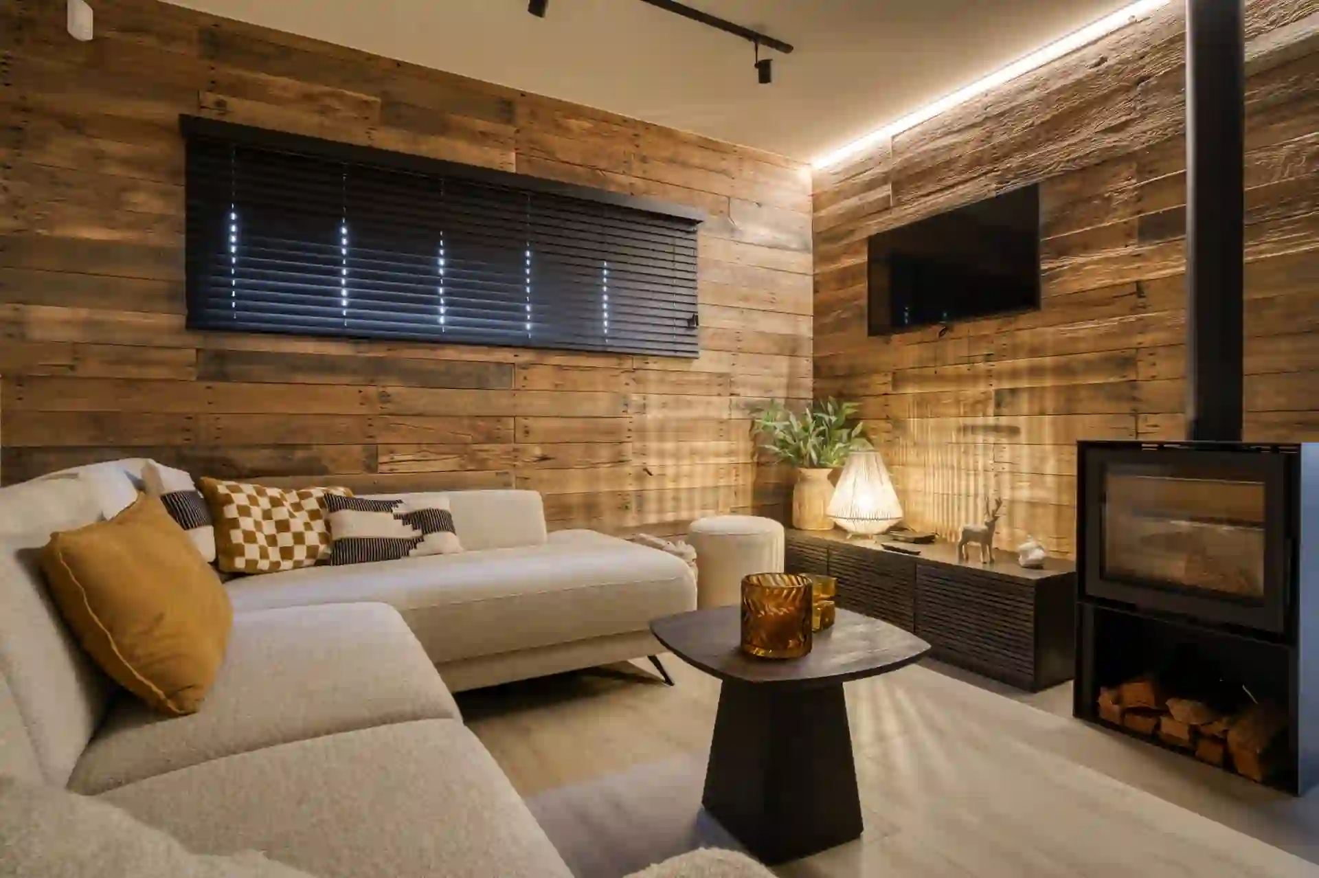 Salon cocon en bois avec poêle et coin télévision, villa 2 chambres