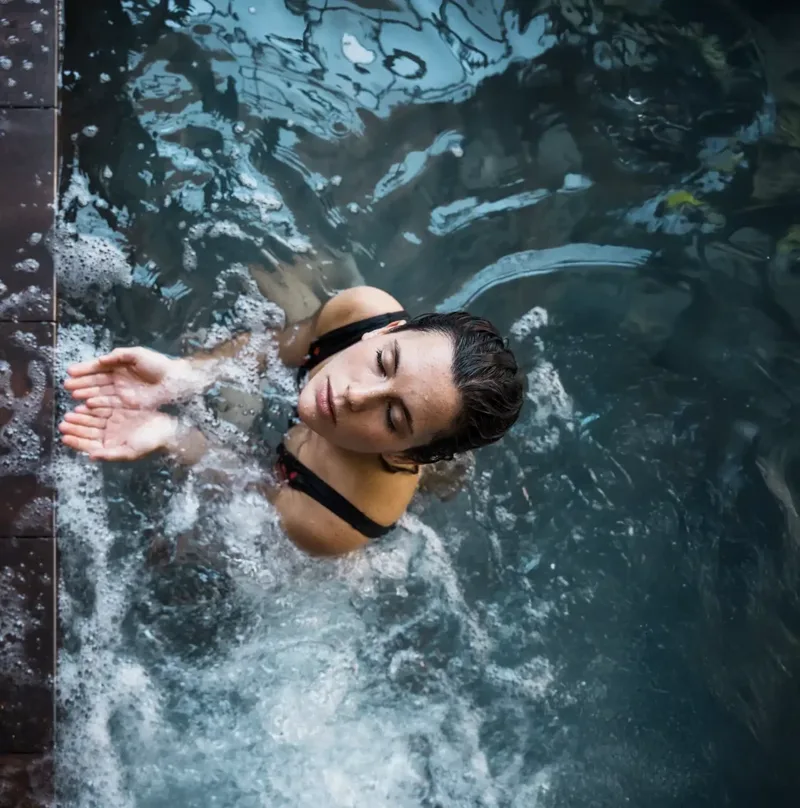 Frau entspannt im sprudelnden Wasser eines Whirlpools