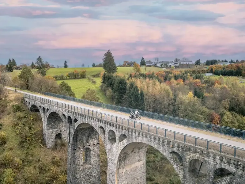 Fietsers op het viaduct van de RAVeL, de oude spoorlijn bij Bütgenbach