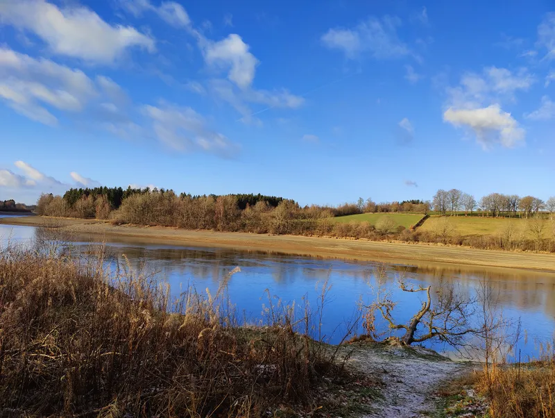 Gouden winterlicht over de berijpte oevers van het meer