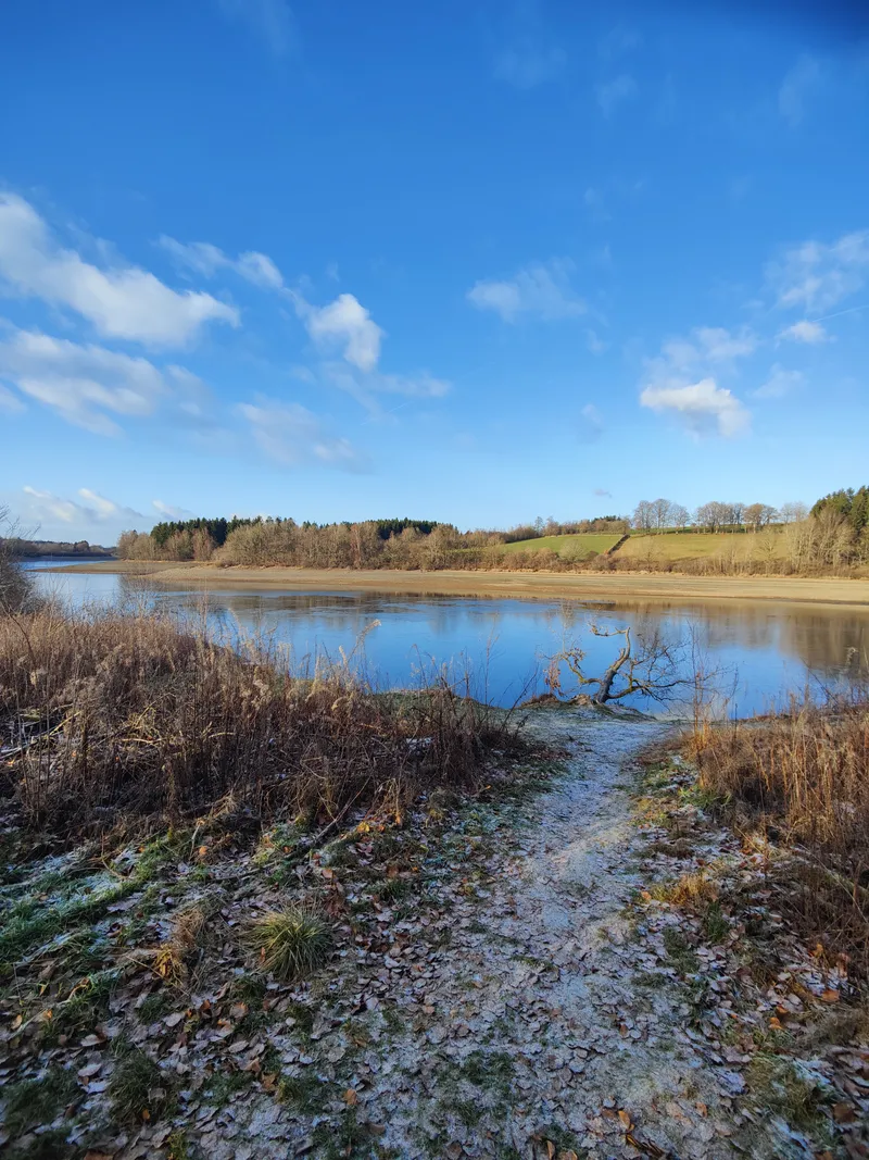 Berijpt pad naar het water, de baai erachter
