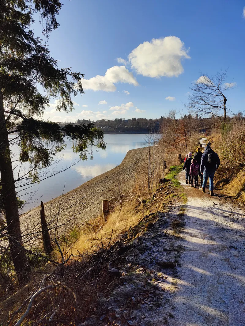 Winterwandeling op het oeverpad, het dorp aan de overkant
