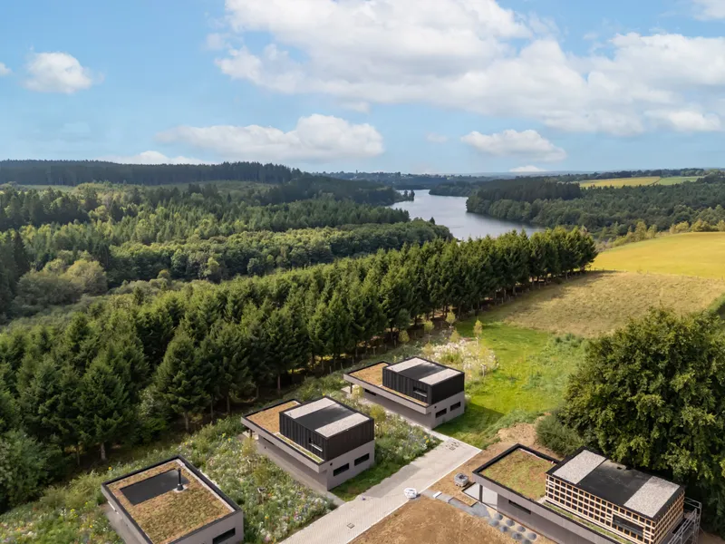 De villa gezien vanaf het gazon, blauwe lucht en wolken boven het domein
