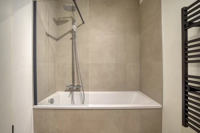Baignoire avec douche à l’italienne, faïence beige