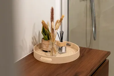 Plateau en bois avec épis de blé séchés et diffuseur, ambiance cosy