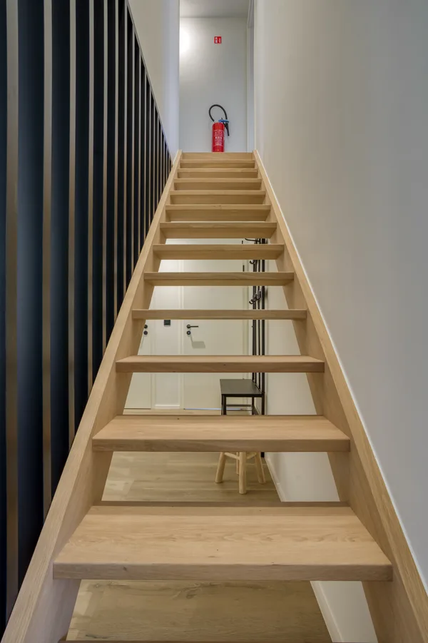 Escalier en bois massif menant à l'étage