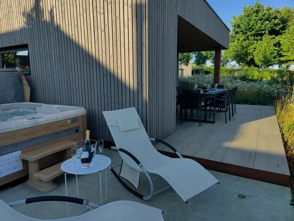 Jacuzzi extérieur sur la terrasse au soleil couchant, villa 4 chambres